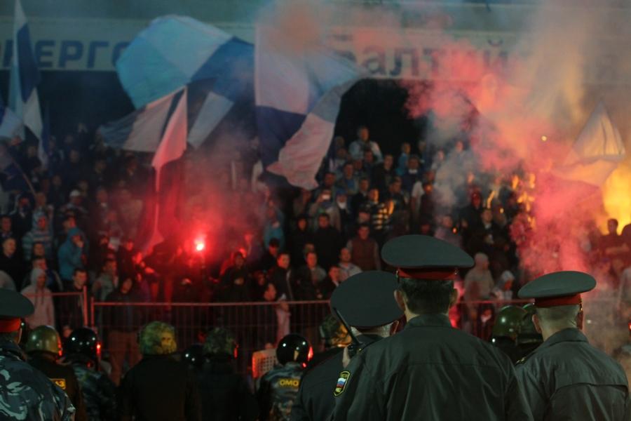 «Футбол особого режима»: фоторепортаж с западной трибуны «Балтики» на матче с «Зенитом»